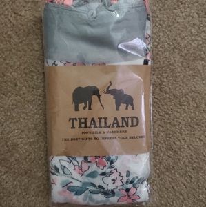 💟 30% off 3 items 100% Silk & Cashmere scarf